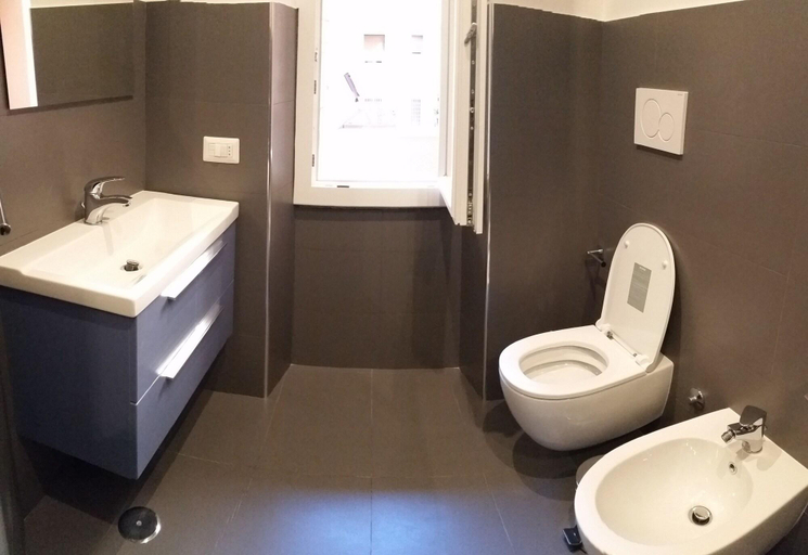 Bathroom 5, Pianeta Roma, Rome