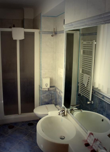 Bathroom 3, Hotel Louisiana, Rome