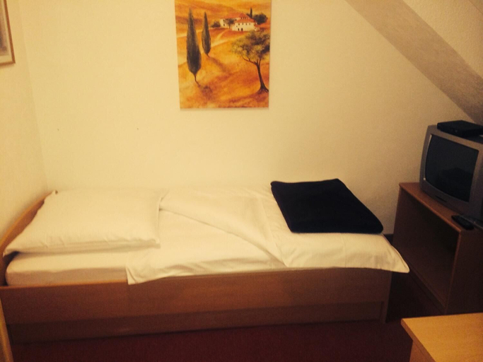 Bedroom 2, Hotel Friesenhof, Leer