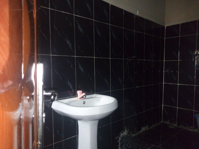 Bathroom 3, Aquatic Suites & Lounge, Surulere