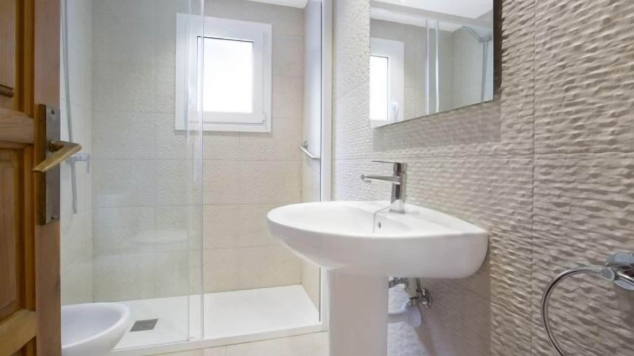 Bathroom, Apartamento Bravo, Girona