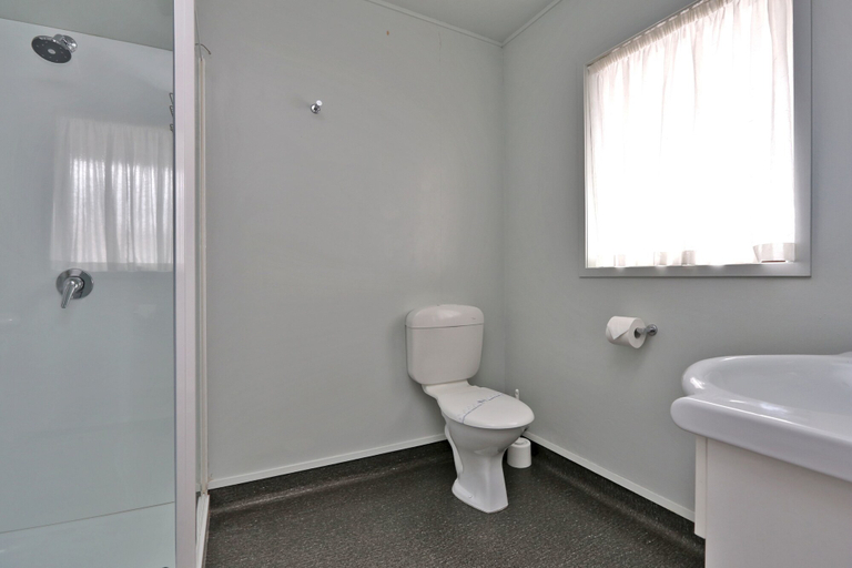 Bathroom 5, Edgewater Motor Lodge, Napier