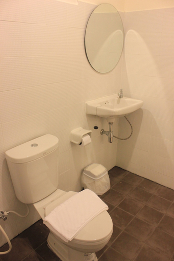 Bathroom 4, Le Bar Tarry Hotel, Tha Li
