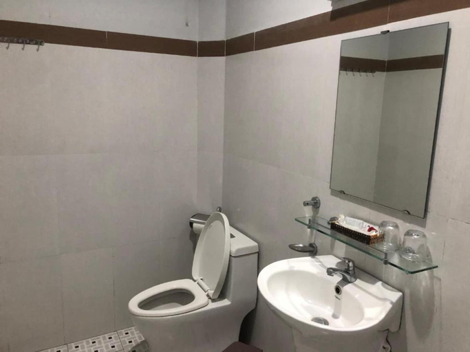 Bathroom, Mai Vuong Thuy Hotel, Thủ Dầu Một