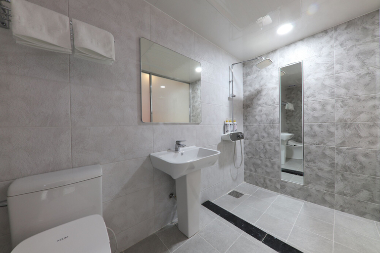 Bathroom 4, Hotel Encore, Dong