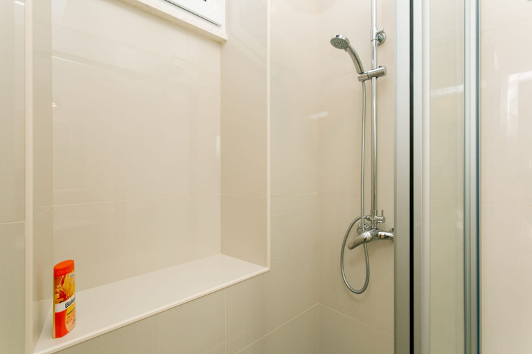 Bathroom 3, Studios IM, Dubrovnik
