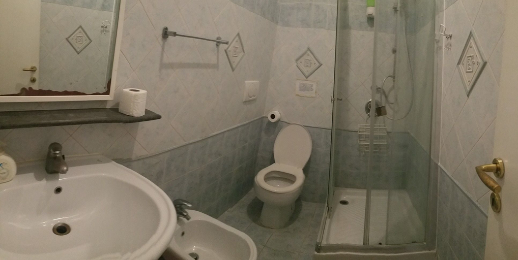 Bathroom 3, Walter Rooms, Rome