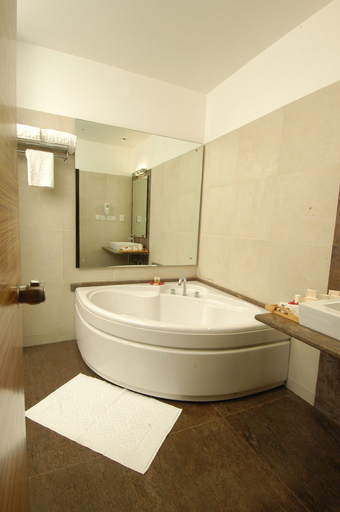 Bathroom 3, Bellanta Hotel, Delhi