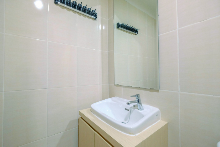 Bathroom 3, Exclusive Studio at The Oasis Cikarang Apartment, Cikarang