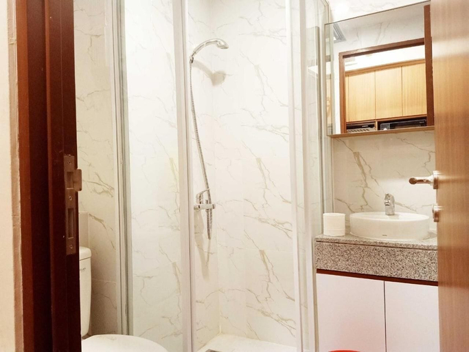 Bathroom 5, Apartemen Grand Kamala Lagoon by Aparian, Bekasi