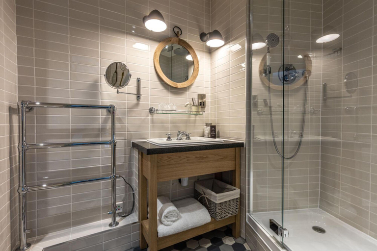 Bathroom 4, The Hand & Spear, Surrey