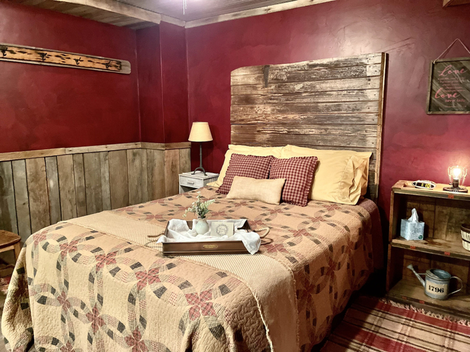 Bedroom 3, Amish Country Comfort, Holmes