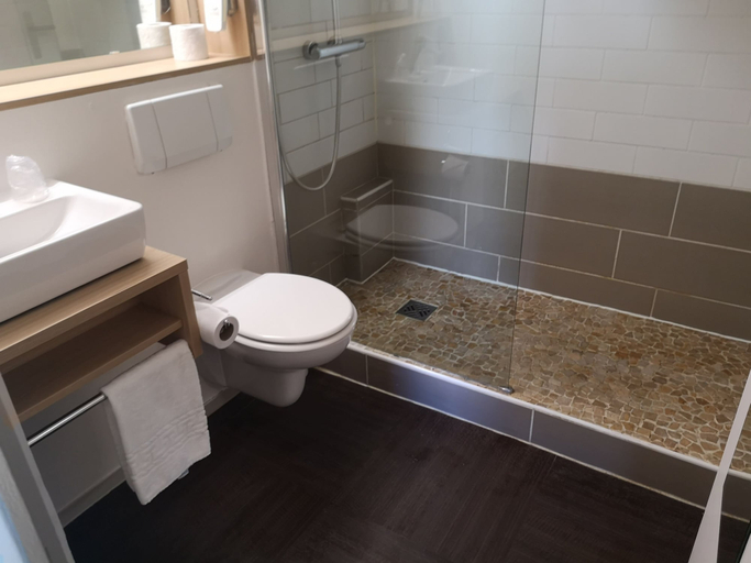 Bathroom 5, Comfort Hotel Pithiviers, Loiret