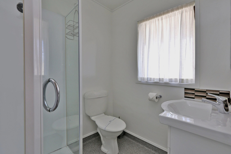 Bathroom 5, Edgewater Motor Lodge, Napier
