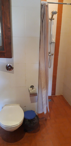 Bathroom 5, La Porte du Retour, Dakar