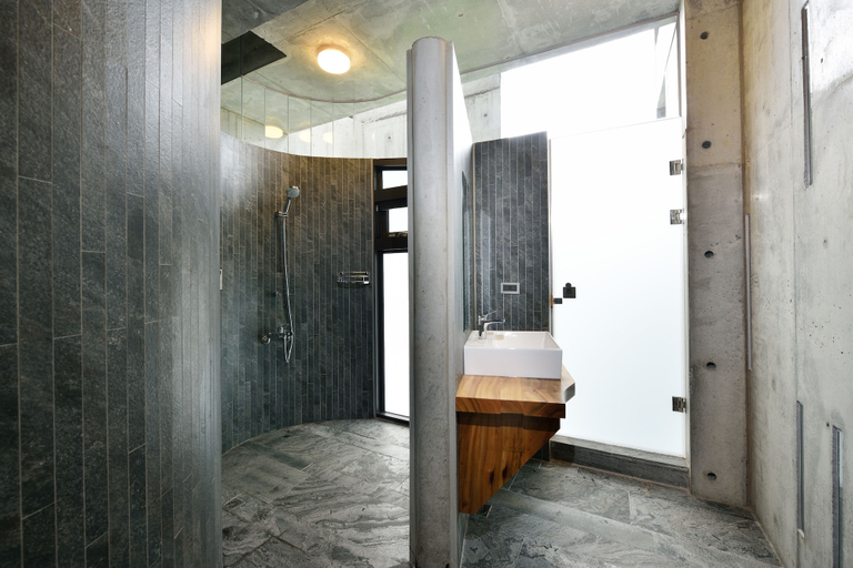 Bathroom 5, FaHaus, Pingtung