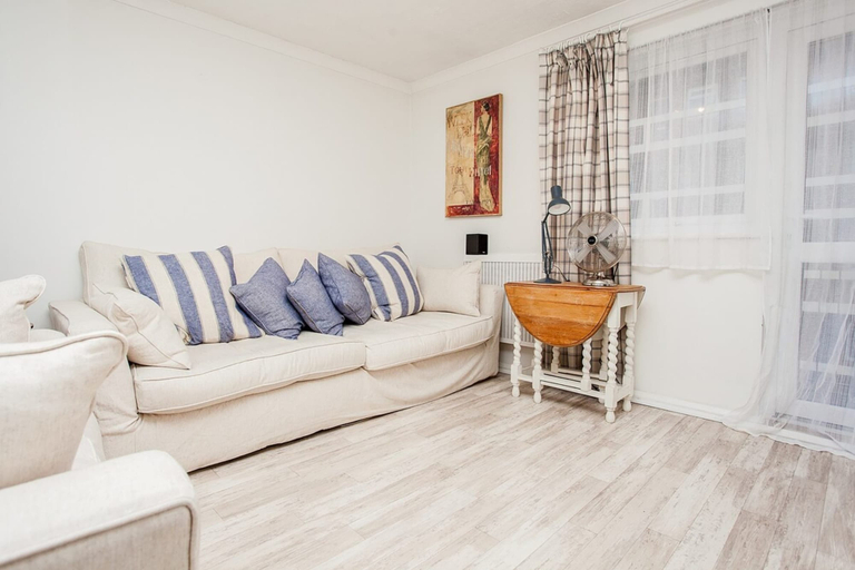 Others 4, Stunning Spacious South London 1 Bed Apartment with Balcony, London
