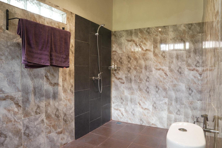 Bathroom 3, Nirwa Ubud Homestay, Gianyar