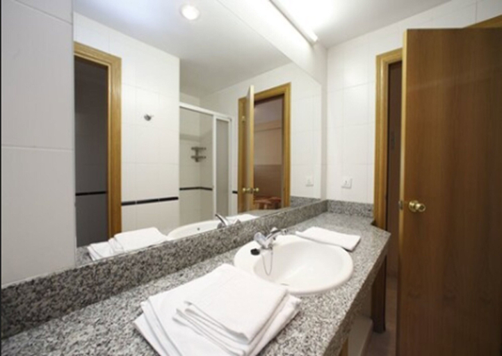 Bathroom 4, Rialta Apartahotel, A Coruña