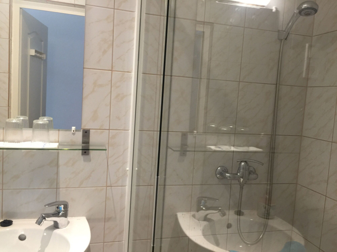 Bathroom 4, Omega Guesthouse Budapest, Budapesti