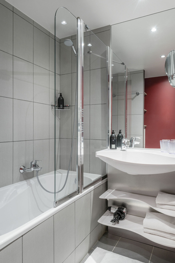 Bathroom 5, Aparthotel Adagio Paris Bercy Village, Paris