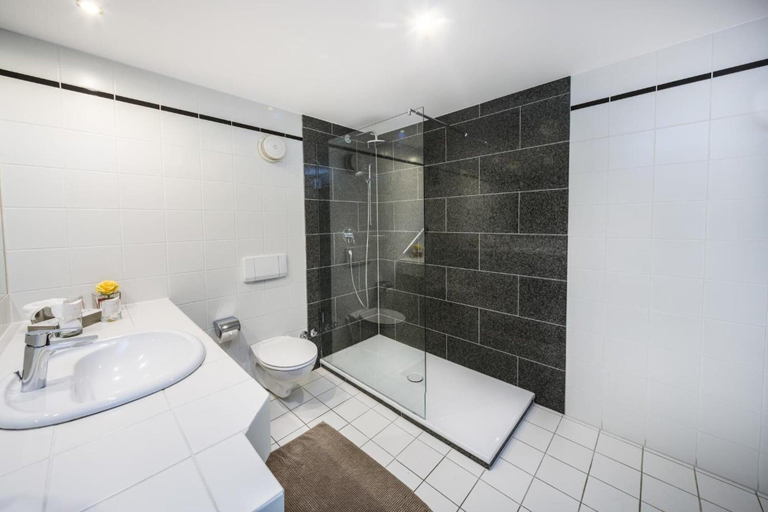 Bathroom 5, Hotel Plaza, Duisburg