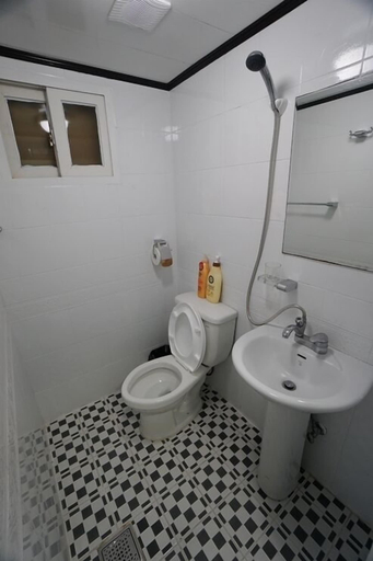 Bathroom 4, 710 Guest house Yellow, Haeundae