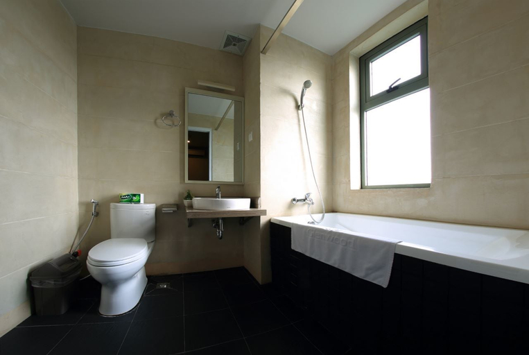 Bathroom 5, Glenwood Suites, District 2