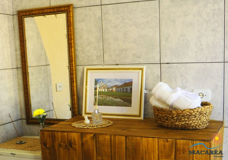 Bathroom 3, Macabéa, Parati