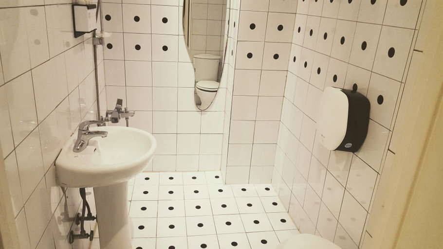 Bathroom 5, Ondo Hotel, Buk