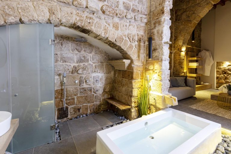 Bathroom 4, Akotika Boutique
