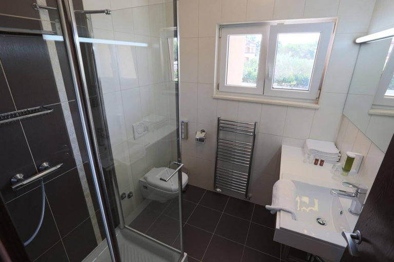 Bathroom 3, Hotel Terra, Novalja