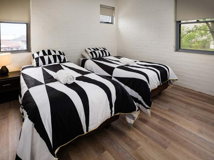 Bedroom, Bluegum Executive Apartments, Newcastle - Outer West