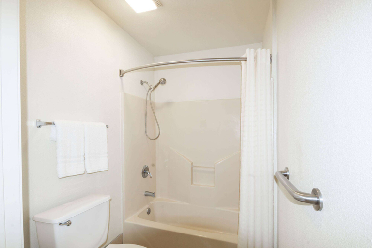 Bathroom 4, Travelodge by Wyndham Temple, Bell