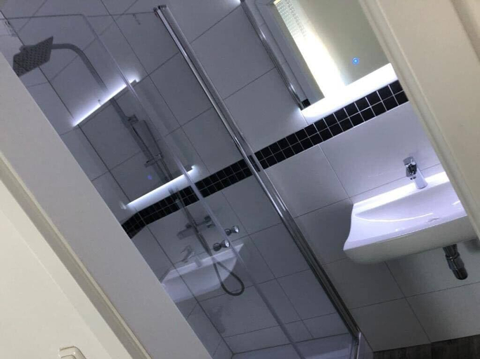 Bathroom, Godorfer Burg Monteuer Zimmer, Rhein-Erft-Kreis