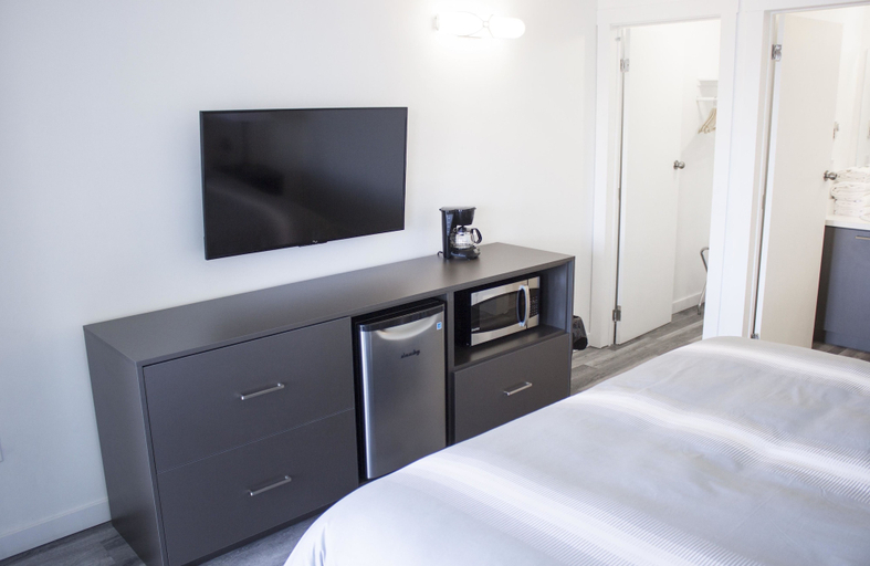 Bedroom 5, Bowmanville Marina Inn & Suites, Durham