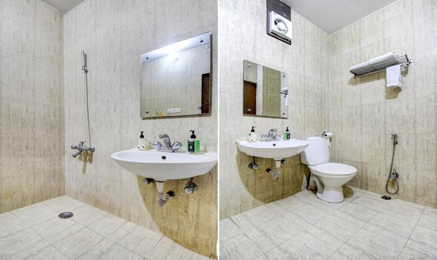 Bathroom 4, Hotel Amanda, Lucknow