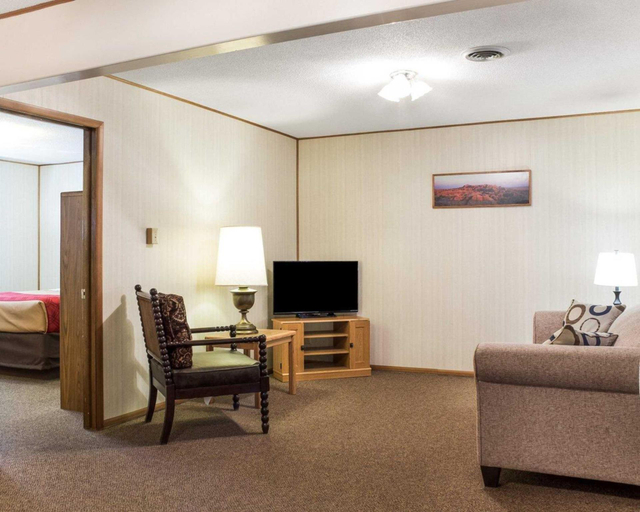 Others 3, Econo Lodge Wall, Pennington