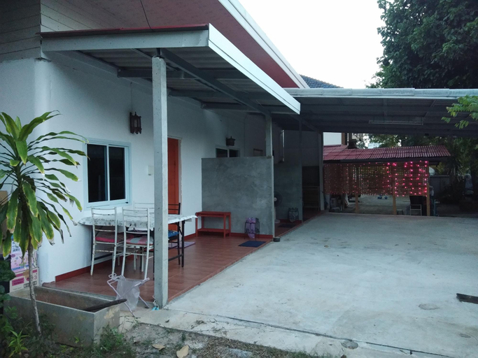 Public Area, Chomlay Restaurant & Room for Rent, Muang Rayong