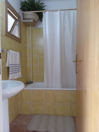 Bathroom 4, Blue Peter Apartments