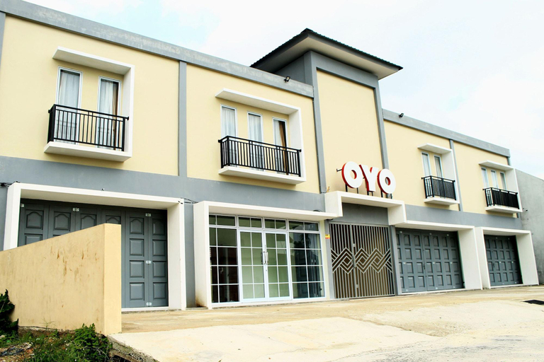 Exterior & Views 1, OYO 1927 The Village Syariah, Pekanbaru