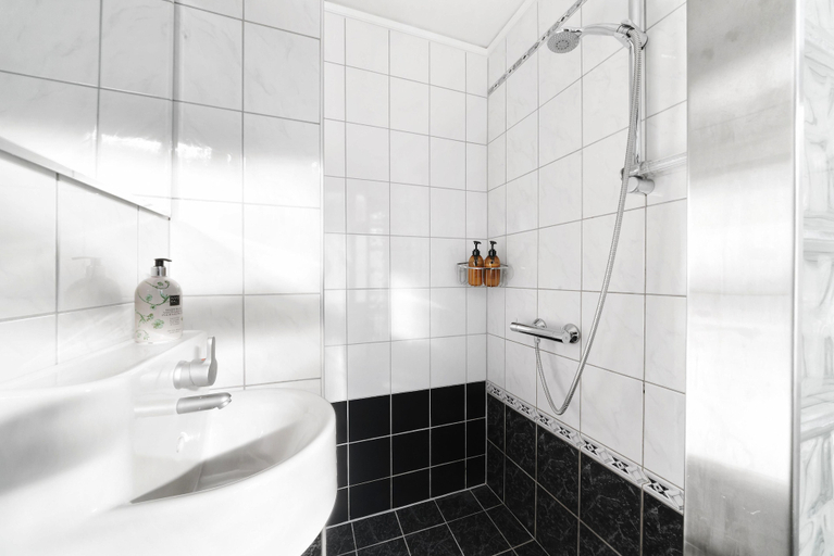 Bathroom 4, To Sostre Guesthouse, Bergen