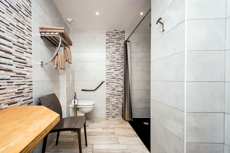 Bathroom 4, The Originals Boutique, Hôtel La Baie de Morlaix, Finistère