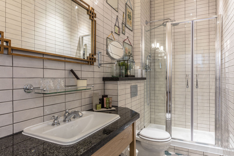 Bathroom 4, The Hand & Spear, Surrey