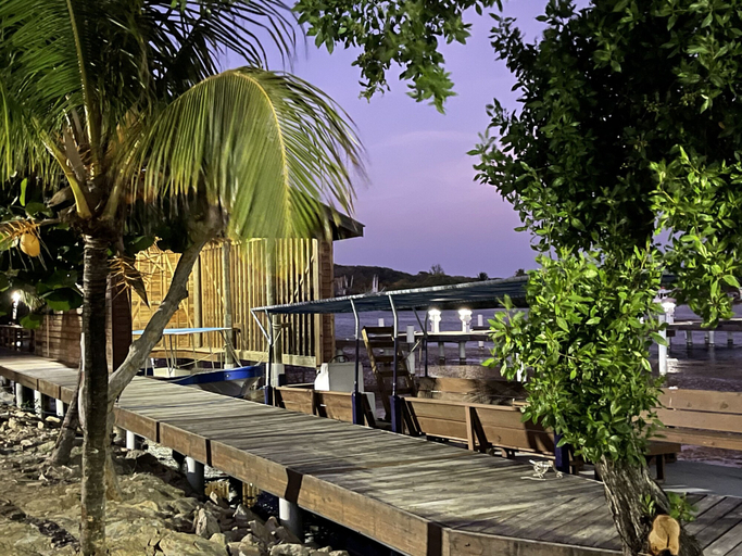 Food & Drinks 5, Hotel and Dive Center Roatan Yacht Club, Roatán