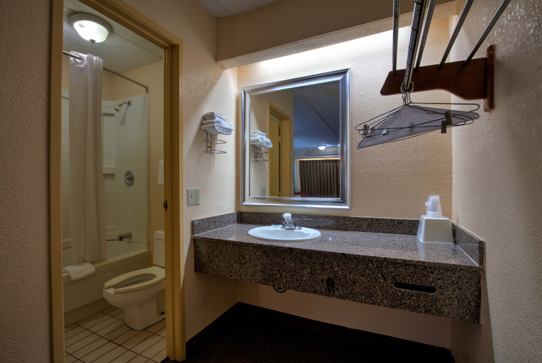 Bathroom 5, Fair View Inn & Suites, Shelby