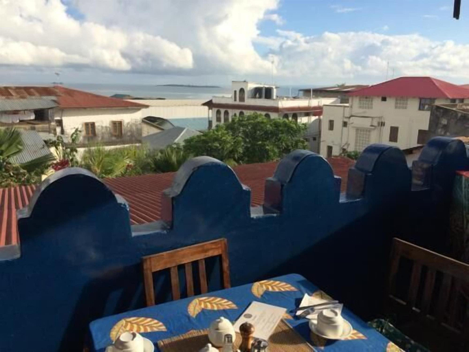 Food & Drinks, WARERE TOWN HOUSE, Mjini