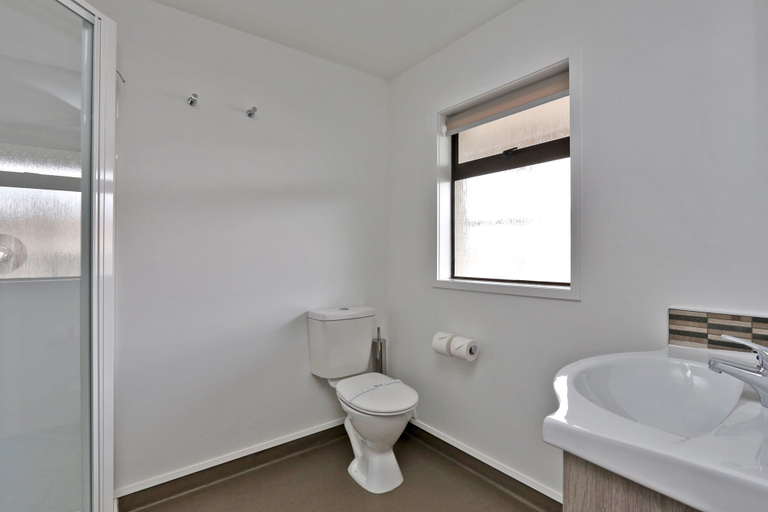 Bathroom 5, Edgewater Motor Lodge, Napier