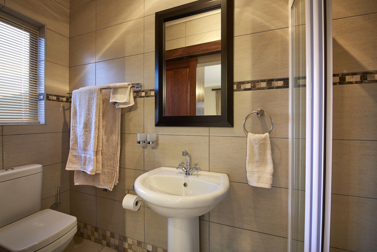Bathroom 3, Dynasty Red Mountain Ranch, Thabo Mofutsanyane