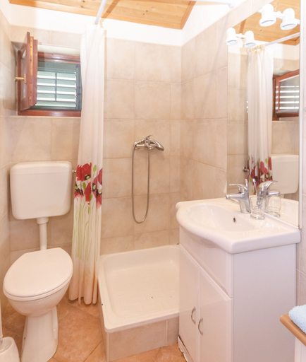 Bathroom 3, Apartments Romic, Šibenik